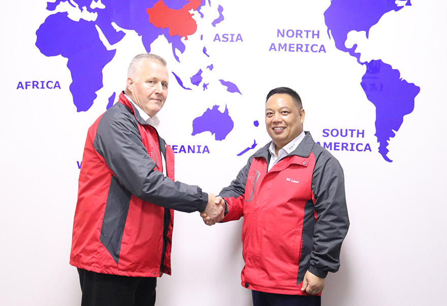 與國外研發工程師合影 與國外研發工程師合影